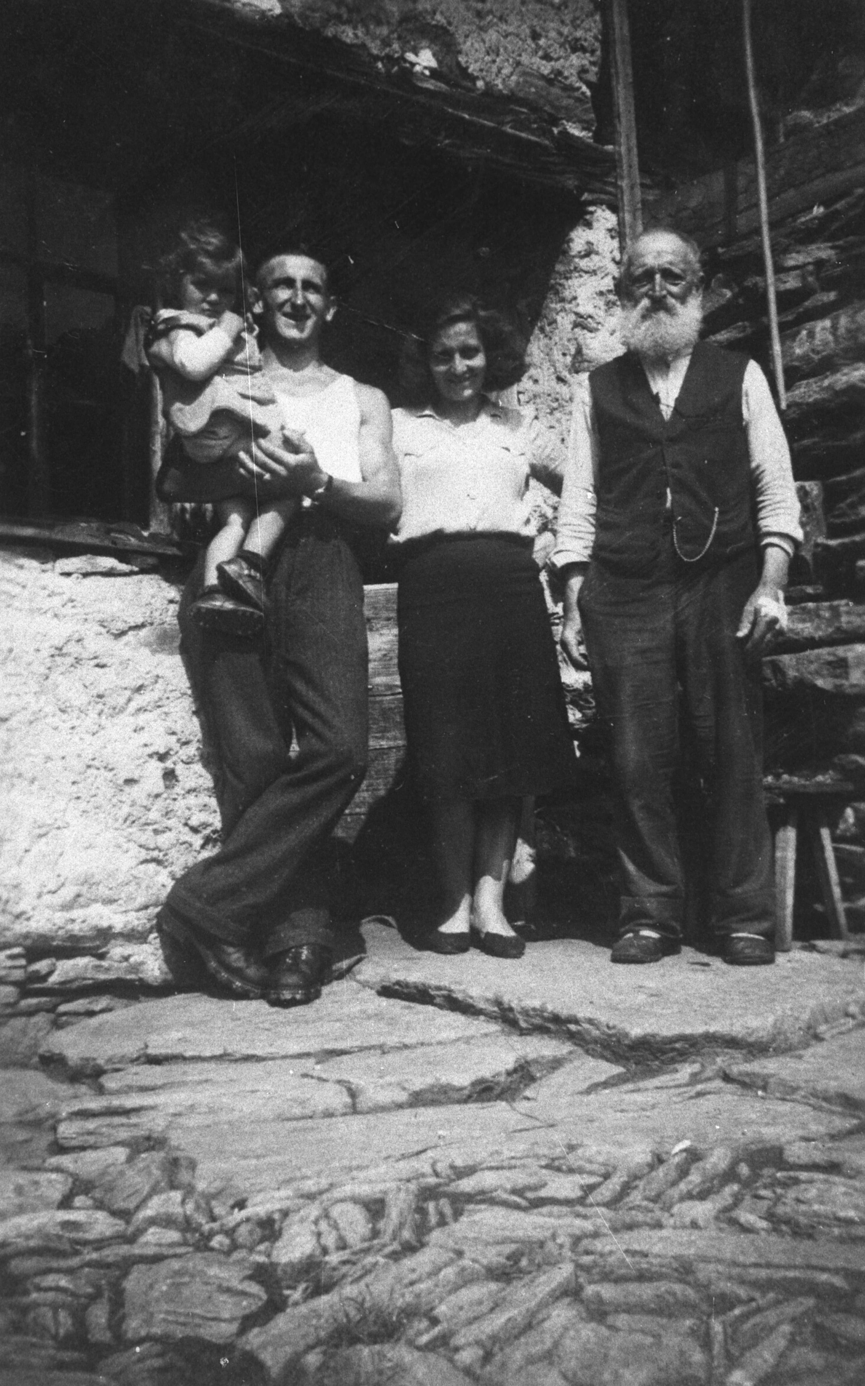Braggio. La parlante Elena Berera con la figlia Magda, il padre Celestino e il fratello Mario, nei primi anni 1940. Foto: Alberto Tognola, Grono