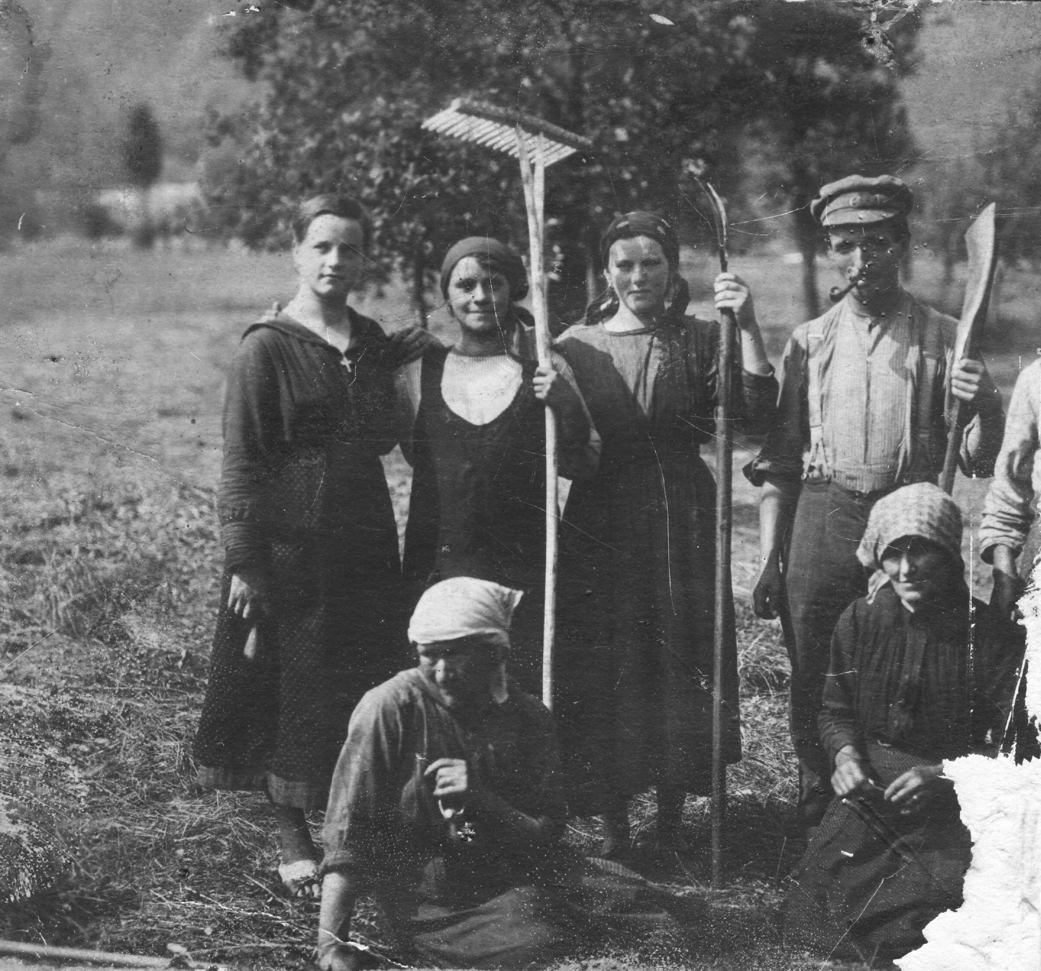 Lavori contadini a Roveredo, senza data. Fonte: archivio Associazione culturale Rorè San Vitor