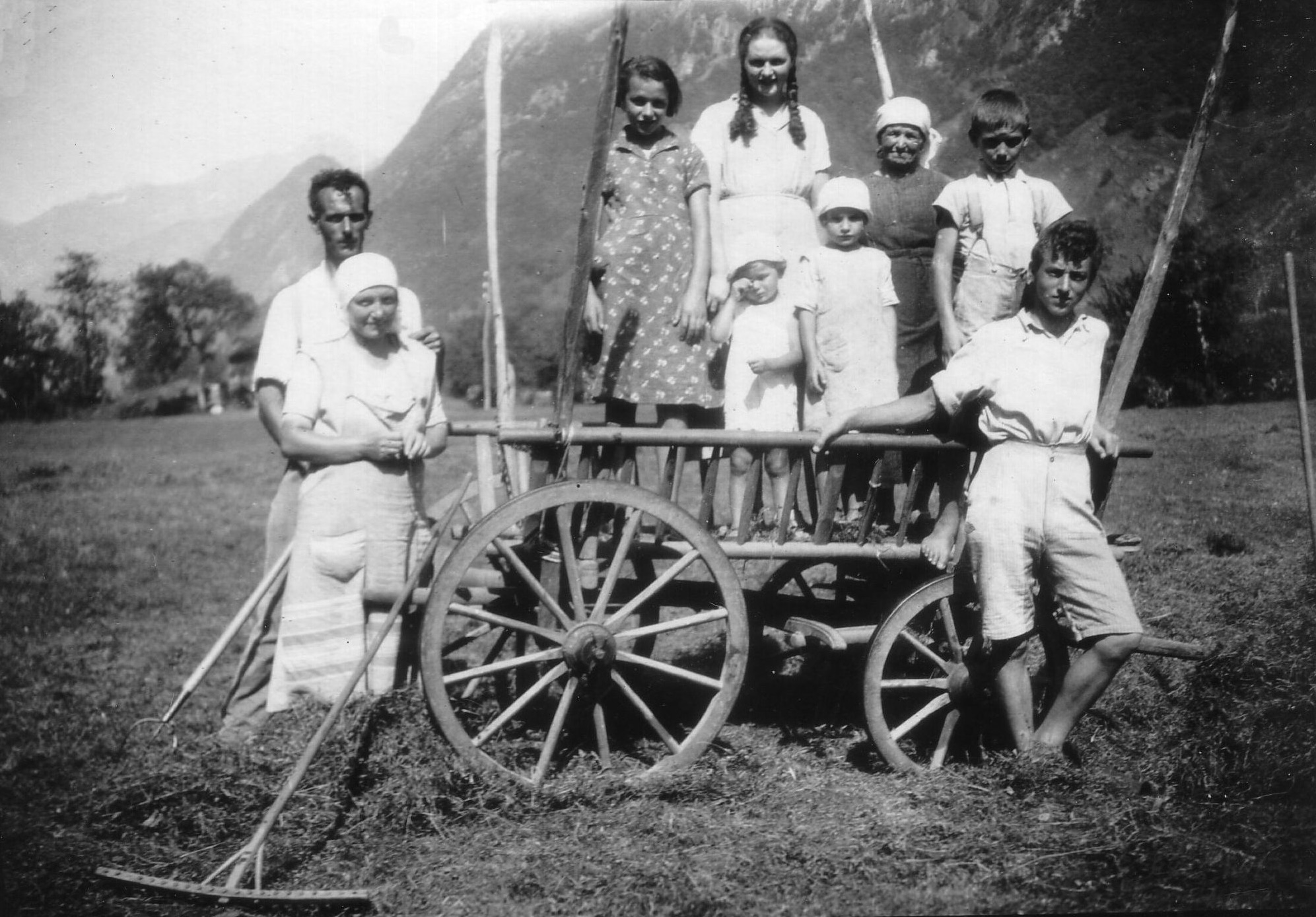 Famiglia di Cama, 1930. Fonte: Foto scattata da un emigrante di Cama in Francia che rientrava per le vacanze estive e che ritraeva le persone del luogo