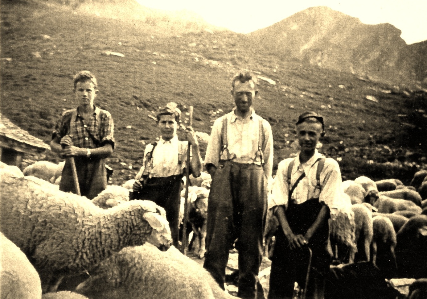 Alpe Arbéa, ca. 1945. Da sinistra: Livio e Flavio Cereghetti, Pindín (Giuseppe) e il figlio Mario Peng. Fonte: Raccolta Aurelio Ciocco